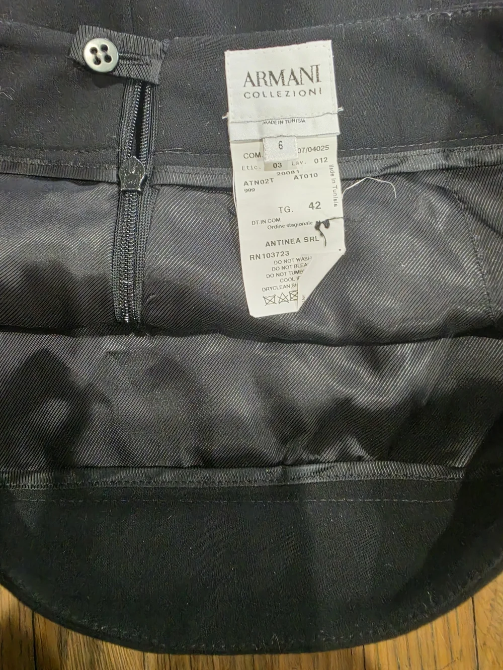 Armani Collezioni Black Virgin Wool Tailored Skirt Size 6 Back Vent Career